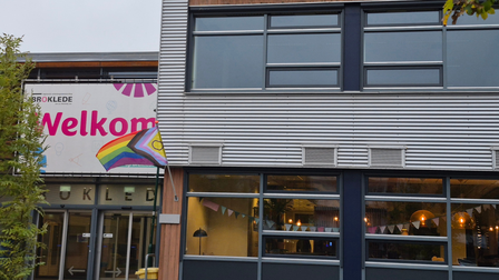 Progressbanner hangt boven de ingang van een school