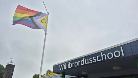Progressvlag wappert bij Willibrordusschool